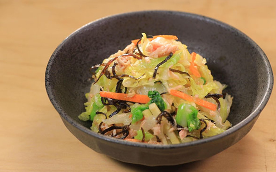 和食器に盛られた「ツナと塩昆布の白菜サラダ」